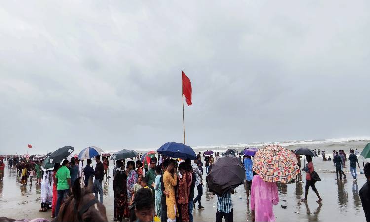 বিপদ সংকেতকে তোয়াক্কা না করে দলে দলে চট্টগ্রামের সীতাকুণ্ড গুলিয়াখালি সী বিচে ঘুরতে আসছে পর্যটকরা।