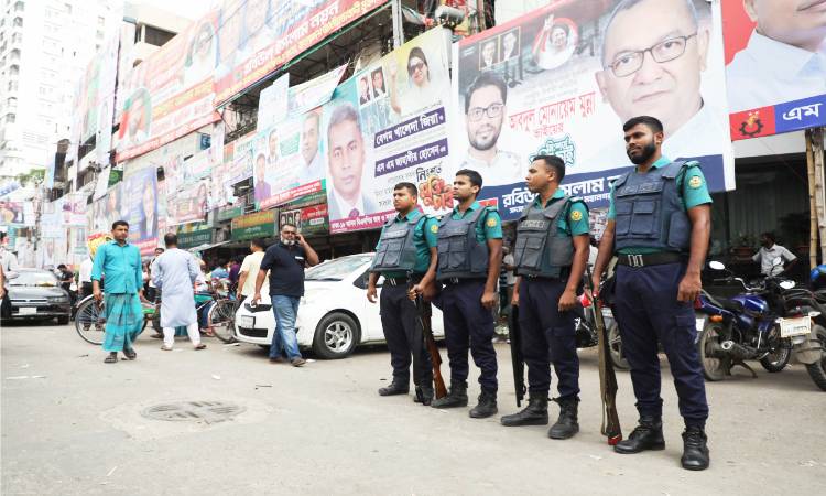 রাজধানীর নয়াপল্টন ঘিরেই ২৮ অক্টোবর মহাসমাবেশের প্রস্তুতি নিচ্ছে বিএনপি। ঢাকা মহানগর পুলিশের পক্ষ থেকে বিকল্প দুটি স্থানের নাম চাওয়া হলেও নয়াপল্টনে সমাবেশ করার বিষয়ে অনড় অবস্থানেই রয়েছে দলটি।