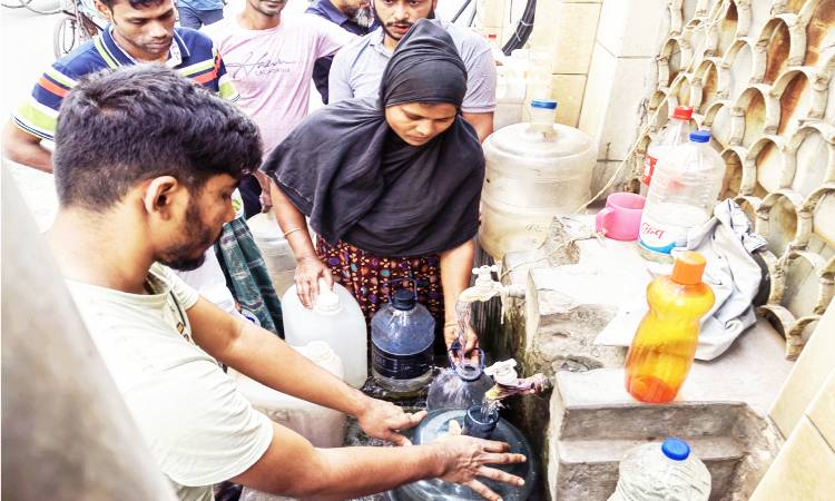 ওয়াসার নলে আসা দুর্গন্ধযুক্ত পানিতে কোনো রকমে গোসল বা ধোয়ামোছা চললেও খাওয়ার উপায় নেই; খাবার পানির জন্য তাই পুরান ঢাকার লালবাগ শাহী মসজিদে ভিড় করেছেন এলাকাবাসী।