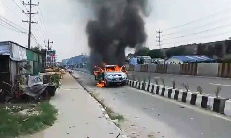 গাজীপুরের কালিয়াকৈরে বেতন বৃদ্ধির দাবিতে চতুর্থ দিনের মতো ঢাকা-টাঙ্গাইল মহাসড়ক অবরোধ করছেন বিভিন্ন কারখানার শ্রমিকরা। গত সোমবার থেকে টানা চার দিন যাবত বিরোতিহীন চলছে এ আন্দোলন।