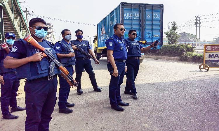 ২৮ অক্টোবর রাজধানীতে রাজনৈতিক দলগুলোর সমাবেশকে কেন্দ্র করে ঢাকার প্রবেশমুখগুলোতে চেকপোস্ট বসিয়ে তল্লাশি জোরদার করেছে আইনশৃঙ্খলা রক্ষাকারী বাহিনী।