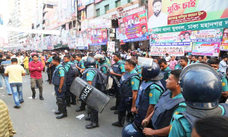 সরকার পতনের এক দফা দাবিতে শনিবার ঘোষিত মহাসমাবেশকে কেন্দ্র করে রাজধানীর নয়াপল্টনে বিএনপি কেন্দ্রীয় কার্যালয়ের সামনে শুক্রবার সকাল থেকেই নেতা-কর্মীরা জড়ো হয়েছেন।