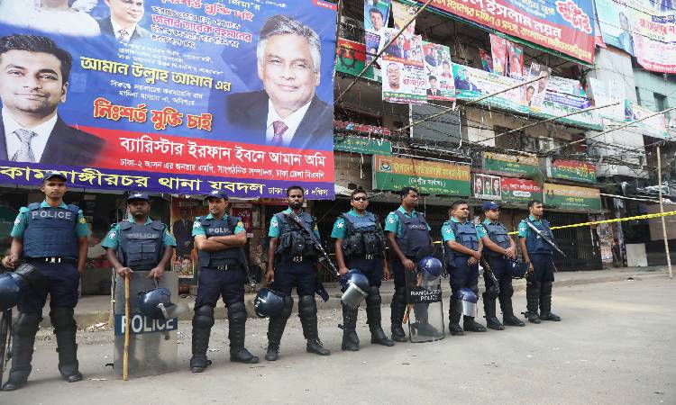 বিএনপি-জামায়াতের ডাকা হরতালের মধ্যে রবিবার সকাল থেকে বিএনপি পার্টি অফিসের সামনে পুলিশের নিরাপত্তা ব্যবস্থা।