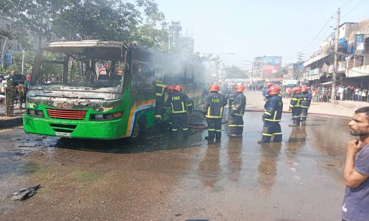 রাজধানীর তাঁতীবাজার মোড়ে বিহঙ্গ পরিবহনের একটি বাসে আগুন দিয়েছে দুর্বৃত্তরা। রবিবার (সকাল ১০টায় পুরান ঢাকার বংশাল থানার পাশে চিত্রা সিনেমাহলের সামনে এ ঘটনা ঘটে।