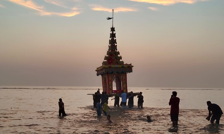 কল্প জাহাজ ভাসা উৎসবের মধ্য দিয়ে শুভ প্রবারণা পূর্ণিমা উদযাপন