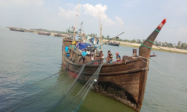 বাঁকখালী নদীর মোহনায় সাগরে ইলিশ ধরতে যাওয়ার প্রস্তুতি