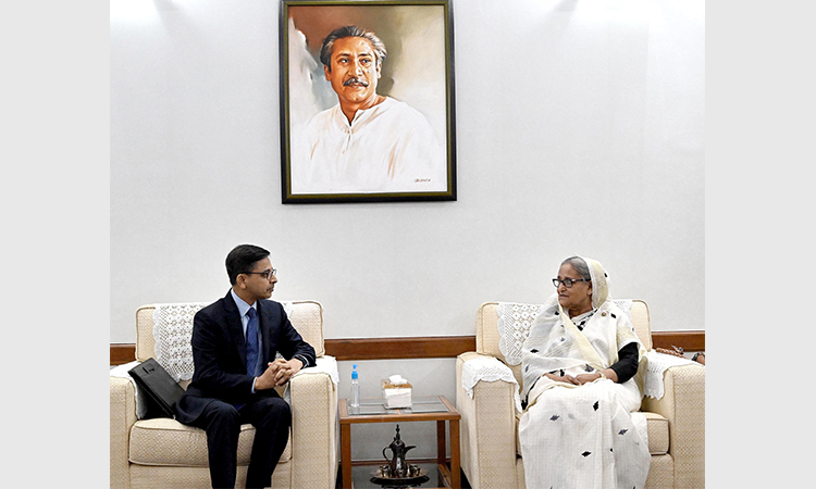 প্রধানমন্ত্রী শেখ হাসিনার সাথে শুক্রবার গণভবনে সাক্ষাৎ করেন ঢাকায় নিযুক্ত ভারতের হাইকমিশনার প্রণয় ভার্মা।