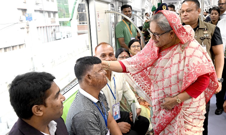 মেট্রোরেলের মতিঝিল অংশ উদ্বোধনের পর ট্রেনে চড়ে যাত্রীদের সাথে কুশল বিনিময় করেন প্রধানমন্ত্রী শেখ হাসিনা