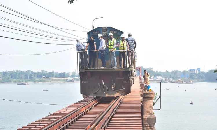 চট্টগ্রামের কালুরঘাট সেতু দিয়ে ট্রেনের ইঞ্জিনের ট্রায়াল