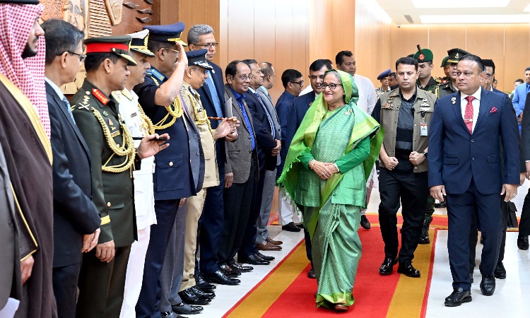 প্রধানমন্ত্রী শেখ হাসিনা সৌদি আরবের জেদ্দায় ওআইসি আয়োজিত ইসলামে নারী বিষয়ক আন্তর্জাতিক সম্মেলনে যোগদানের উদ্দেশ্যে রোববার ঢাকা ত্যাগের প্রাক্কালে