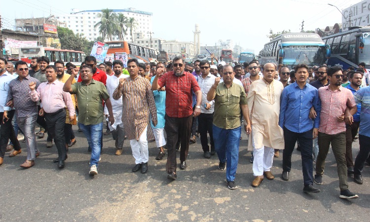 বিএনপি-জামায়াতের ডাকা অবরোধের প্রতিবাদে রাজধানীর গাবতলীতে আওয়ামী লীগ নেতাকর্মীদের বিক্ষোভ