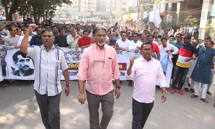 বিএনপি-জামায়াতের ‘পুলিশ হত্যা, কাকরাইল মসজিদ ও রাজারবাগ পুলিশ লাইন্স হাসপাতালে অগ্নিসংযোগ, প্রধান বিচারপতির বাসভবন ও সাংবাদিকদের ওপর হামলা এবং অবৈধ অবরোধের প্রতিবাদে সোমবার  ঢাকার শ্যামলীতে অবরোধ বিরোধী মিছিল বের করে যুবলীগ নেতাকর্মীরা। যুবলীগের চেয়ারম্যান শেখ ফজলে শামস্ পরশ এতে নেতৃত্ব দেন।