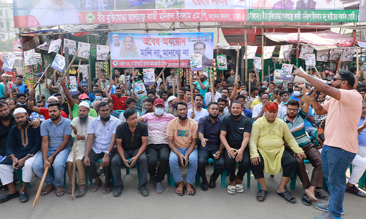 বিএনপি ও জামায়াতে ইসলামীর ডাকা অবরোধের প্রতিবাদে রাজধানীর যাত্রাবাড়ী এলাকায় আওয়ামী লীগ নেতাকর্মীদের মিছিল ও অবস্থান।