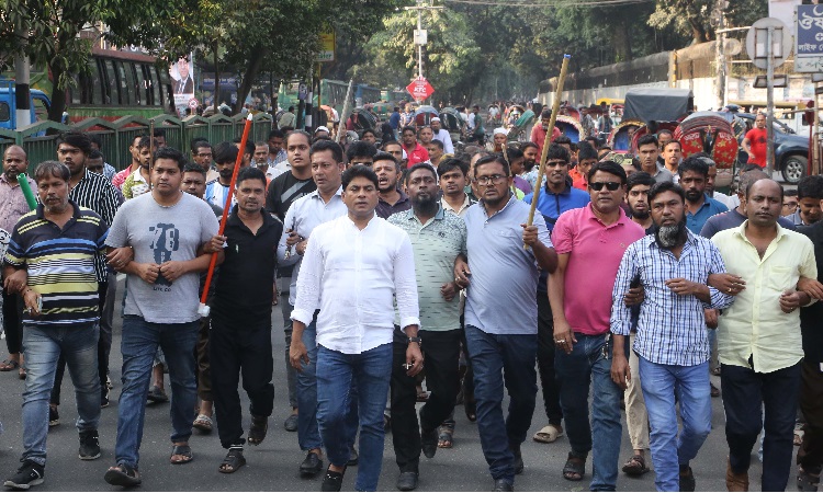 অবরোধের প্রতিবাদে রাজধানীর আজিমপুরে আওয়ামী লীগ নেতাকর্মীদের মিছিল