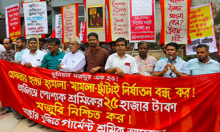 বৃহস্পতিবার রাজধানীর তোপখানা রোডে অবস্থিত নিম্নতম মজুরি বোর্ডের সামনে সকাল থেকে অবস্থান কর্মসূচি পালন করে ২৫ হাজার টাকা নিম্নতম মজুরির দাবিতে আন্দোলনরত শ্রমিক সংগঠনগুলোর জোট ‘মজুরি বৃদ্ধিতে গার্মেন্ট শ্রমিক আন্দোলন’।