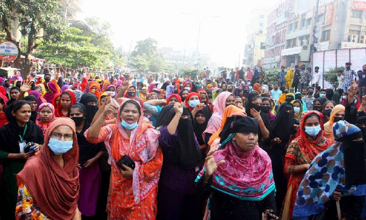 মজুরি বৃদ্ধির দাবিতে ঢাকার মিরপুরে সড়ক অবরোধ করে বিক্ষোভ দেখিয়েছেন গার্মেন্ট শ্রমিকরা।