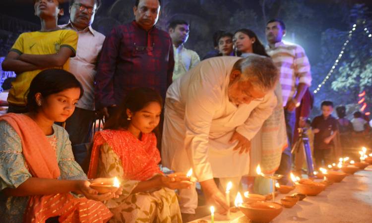 হিন্দু সম্প্রদায়ের অন্যতম ধর্মীয় উৎসব শ্যামাপূজার (কালীপূজা) দিন রোববার সন্ধ্যায় রাজধানীর রাজারবাগ সবুজবাগ কালী মন্দিরে প্রদীপ জ্বালিয়ে অমঙ্গল বিতাড়নের দীপাবলি উৎসব উদযাপন করা হয়।