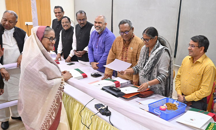 আওয়ামী লীগ সভাপতি ও প্রধানমন্ত্রী শেখ হাসিনা শনিবার ঢাকার বঙ্গবন্ধু এভিনিউতে দলের কেন্দ্রীয় কার্যালয়ে দ্বাদশ জাতীয় সংসদ নির্বাচনে দলীয় মনোনয়নপত্র বিতরণ ও জমাদান কার্যক্রম উদ্বোধন করেন।