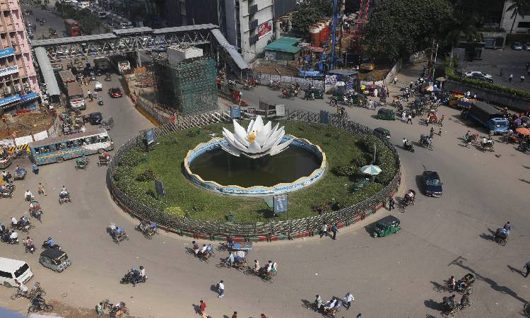 বিএনপি-জামায়াতের ডাকা ৪৮ ঘণ্টা হরতালের প্রথম দিন রোববার রাজধানীর মতিঝিল শাপলা চত্ত্বরের চিত্র।