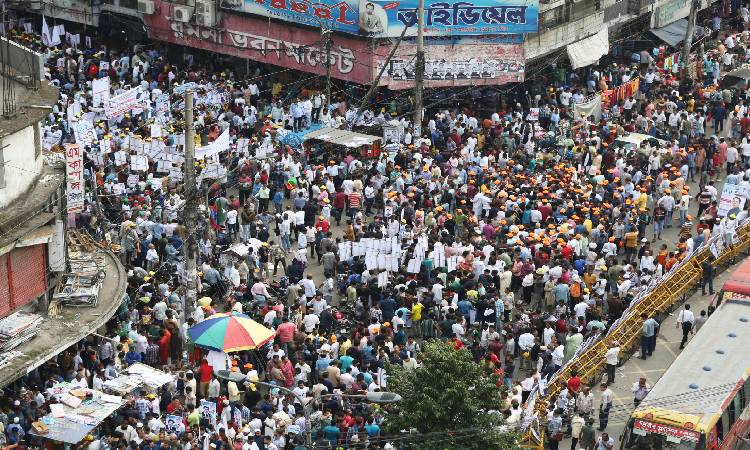 আসন্ন জাতীয় সংসদ নির্বাচনের মনোনয়ন ফরম বিক্রি ও জমাদানকে কেন্দ্র করে ঢাকার বঙ্গবন্ধু অ্যাভিনিউয়ে আওয়ামী লীগের কেন্দ্রীয় কার্যালয়ের সামনে নেতা–কর্মীদের উপচে পড়া ভিড়।