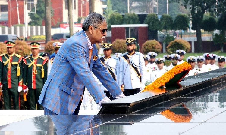 সশস্ত্র বাহিনী দিবস উপলক্ষ্যে মঙ্গলবার ঢাকা সেনানিবাসে শিখা অনির্বাণে পুষ্পস্তবক অর্পণ করেন রাষ্ট্রপতি মোঃ সাহাবুদ্দিন