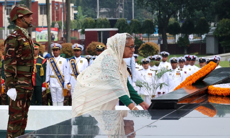 সশস্ত্র বাহিনী দিবস উপলক্ষ্যে মঙ্গলবার ঢাকা সেনানিবাসে শিখা অনির্বাণে পুষ্পস্তবক অর্পণ করেন প্রধানমন্ত্রী শেখ হাসিনা