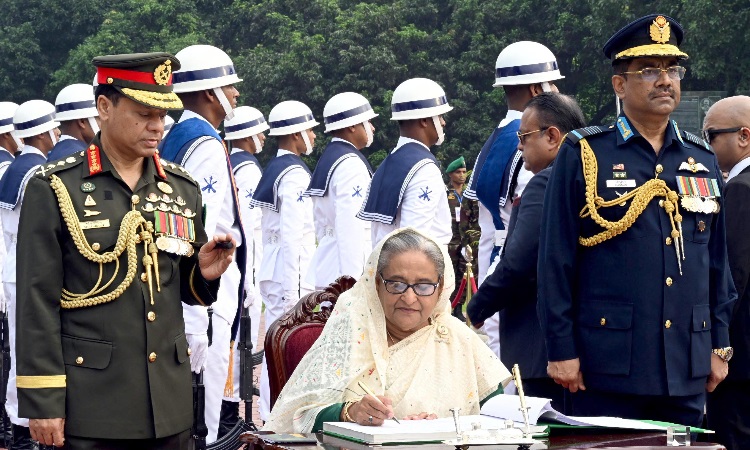 সশস্ত্র বাহিনী দিবস উপলক্ষ্যে মঙ্গলবার ঢাকা সেনানিবাসে পরিদর্শন বইয়ে স্বাক্ষর করেন প্রধানমন্ত্রী শেখ হাসিনা