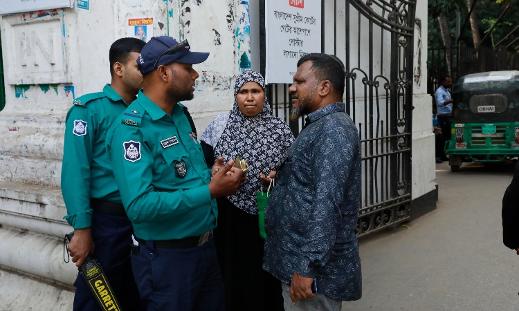 সুপ্রিম কোর্টের নিরাপত্তা জোরদার, প্রবেশ পথগুলোতে আইন-শৃঙ্খলা রক্ষাকারী বাহিনীর সদস্যদের তল্লাশি