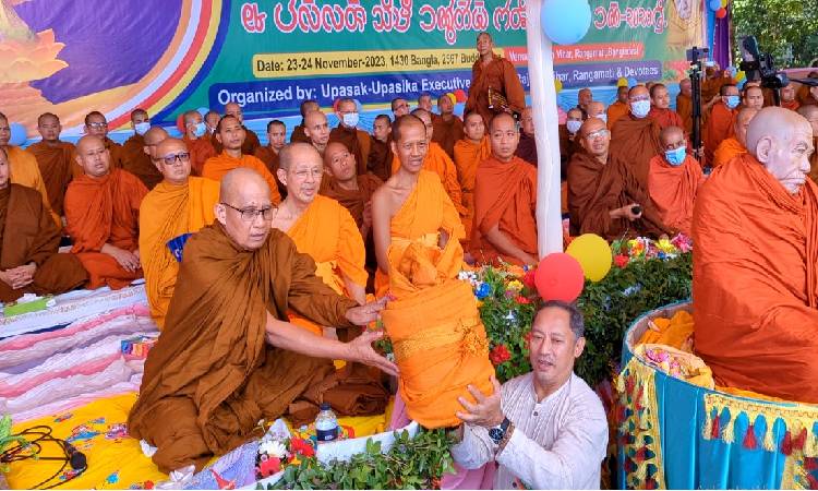 লাখো পূণ্যার্থীর অংশগ্রহণে রাঙামাটির রাজবন বিহারে শুক্রবার শেষ হয়েছে বৌদ্ধ ধর্মাবলম্বীদের কঠিন চীবর দান।