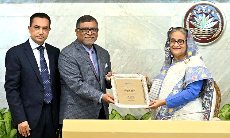 জনস্বাস্থ্য সমস্যা হিসেবে ২০২৩ সালে কালাজ্বর নির্মূল করায় বিশ্ব স্বাস্থ্য সংস্থার দক্ষিণ-পূর্ব এশিয়ার আঞ্চলিক কার্যালয় কর্তৃক বাংলাদেশকে প্রদত্ত সম্মাননা স্মারক সোমবার প্রধানমন্ত্রীর কার্যালয়ে মন্ত্রিপরিষদ সভায় প্রধানমন্ত্রী শেখ হাসিনার নিকট হস্তান্তর করেন স্বাস্থ্যমন্ত্রী জাহিদ মালেক।