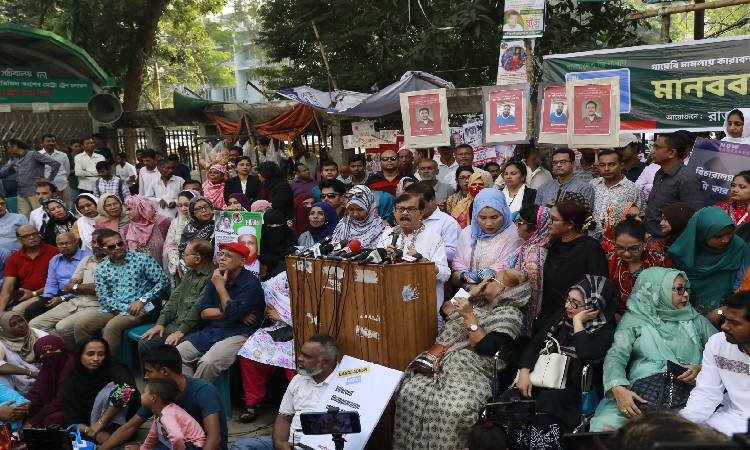 কারাবন্দি বিরোধীদলীয় নেতাকর্মীদের মুক্তির দাবিতে মঙ্গলবার সকালে জাতীয় প্রেস ক্লাবের সামনে মানববন্ধন করেন স্বজনরা।