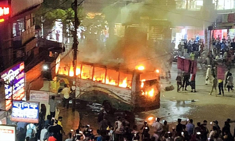 রাজধানীর সায়েদাবাদে রাইদা পরিবহনের একটি বাসে অগ্নিসংযোগ করেছে দুর্বৃত্তরা। বুধবার সন্ধ্যা সাড়ে ৭টার দিকে বাসে অগ্নিসংযোগের খবরে ঘটনাস্থলে পৌঁছে আগুন নিয়ন্ত্রণে আনে ফায়ার স্টেশনের দুইটি ইউনিট।