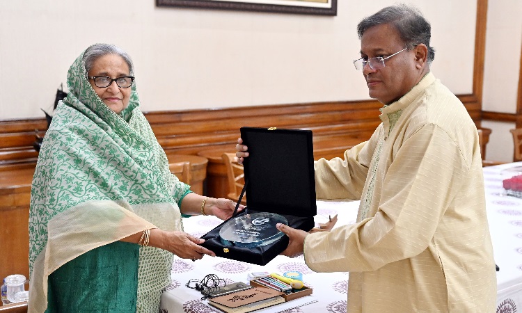 প্রধানমন্ত্রী শেখ হাসিনার হাতে এশিয়া ক্লাইমেট মোবিলিটি চ্যাম্পিয়ন লিডার অ্যাওয়ার্ড তুলে দেন তথ্য ও সম্প্রচারমন্ত্রী ড. হাছান মাহমুদ