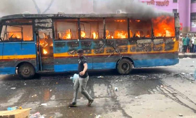 রাজধানীর গুলিস্তান জিরো পয়েন্টে ভরদুপুরে যাত্রীবাহী একটি বাসে আগুন দিয়েছে দুর্বৃত্তরা।