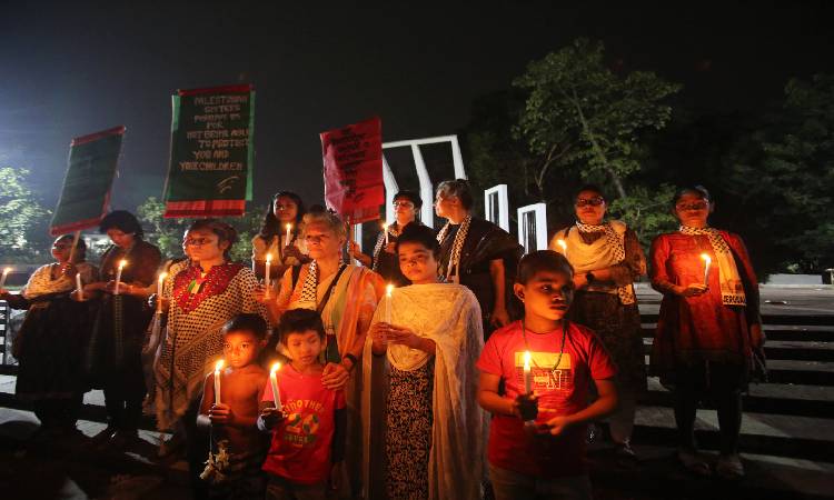 কেন্দ্রীয় শহীদ মিনারে মোমবাতি প্রজ্জ্বলন করে বাংলাদেশ স্ট্যান্ডস উইথ প্যালেস্টাইন নামে একটি সংগঠন