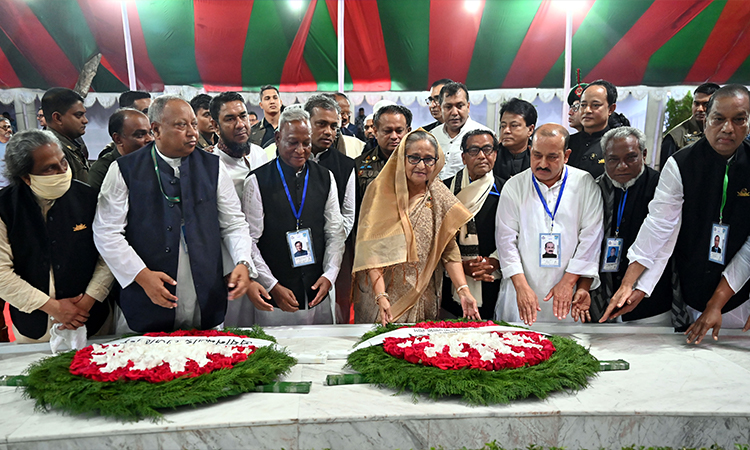 আওয়ামী লীগ সভাপতি ও প্রধানমন্ত্রী শেখ হাসিনা বৃহস্পতিবার গোপালগঞ্জ জেলা আওয়ামী লীগ, টুঙ্গিপাড়া উপজেলা আওয়ামী লীগ ও কোটালিপাড়া আওয়ামী লীগের নেতৃবৃন্দকে সাথে নিয়ে টুঙ্গিপাড়ায় বঙ্গবন্ধুর সমাধিসৌধে পুষ্পস্তবক অর্পণ ও মোনাজাতে অংশ নেন।