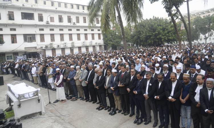 সুপ্রিম কোর্ট আইনজীবী সমিতি প্রাঙ্গণে ব্যারিস্টার মইনুল হোসেনের জানাজা অনুষ্ঠিত হয়।