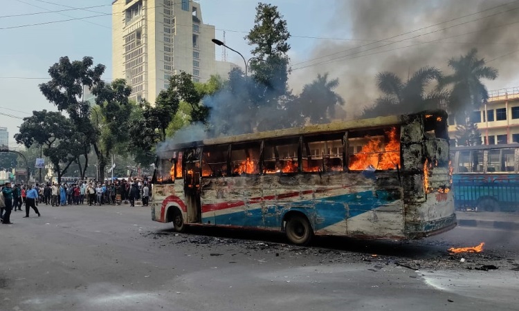 বিএনপির সকাল-সন্ধ্যা হরতালের মধ্যে মঙ্গলবার রাজধানীর গুলিস্তানে যাত্রাবাহী বাসে আগুন