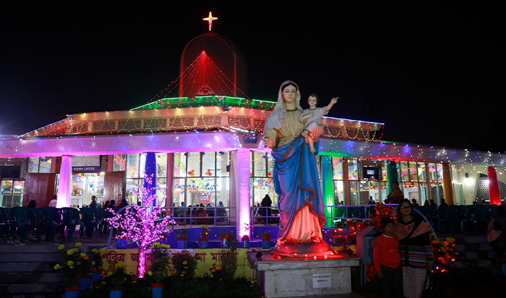 খ্রিষ্টান সম্প্রদায়ের সবচেয়ে বড় ধর্মীয় উৎসব বড়দিনের প্রস্তুতি চলছে ঢাকায়। বড়দিনের সাজসজ্জায় ব্যস্ততা দেখা গেছে কাকরাইল চার্চে।