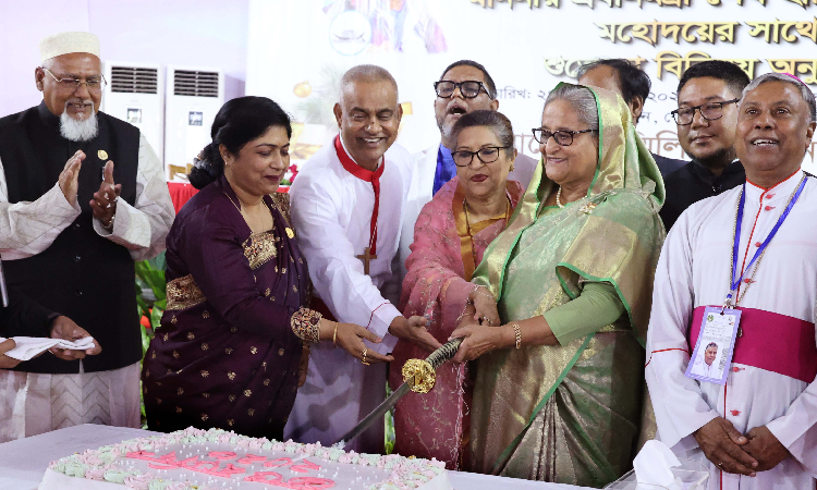 প্রধানমন্ত্রী শেখ হাসিনা রোববার গণভবনে বড়দিন উপলক্ষ্যে খ্রিষ্টান সম্প্রদায়ের সাথে শুভেচ্ছা বিনিময় অনুষ্ঠানে বক্তব্য রাখেন।