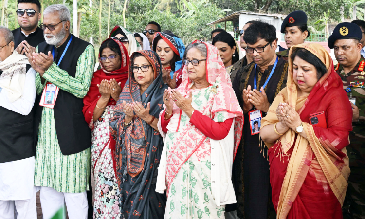 আওয়ামী লীগ সভাপতি প্রধানমন্ত্রী শেখ হাসিনা মঙ্গলবার রংপুরে নির্বাচনী প্রচারে এসে পীরগঞ্জের ফতেপুরে তার স্বামী আন্তর্জাতিক খ্যাতিসম্পন্ন পরমাণু বিজ্ঞানী প্রয়াত এম এ ওয়াজেদ মিয়ার কবর জিয়ারত করেন ও দোয়া মোনাজাতে অংশ নেন।