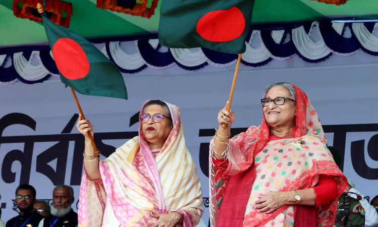 গোপালগঞ্জের টুঙ্গিপাড়ায় সরকারি শেখ মুজিবুর রহমান কলেজ মাঠে শনিবার নির্বাচনী জনসভায় এসে জাতীয় পতাকা নেড়ে শুভেচ্ছা জানান প্রধানমন্ত্রী