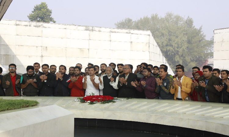 সোমবার ছাত্রদলের ৪৫তম প্রতিষ্ঠাবার্ষিকী উপলক্ষ্যে বিএনপির স্থায়ী কমিটির সদস্য আব্দুল মঈন খানের নেতৃত্বে বিএনপির প্রতিষ্ঠাতা রাষ্ট্রপতি জিয়াউর রহমানের মাজারে পুষ্পস্তবক অর্পণ করেন ছাত্রদলের নেতাকর্মীরা।