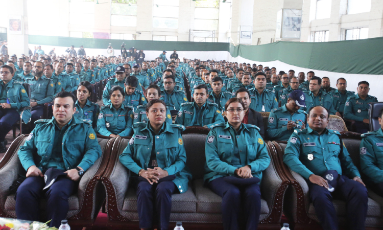 শুক্রবার রাজধানীর উইলস লিটল ফ্লাওয়ার স্কুল অ্যান্ড কলেজে আগামী ০৭ জানুয়ারি দ্বাদশ জাতীয় নির্বাচন উপলক্ষ্যে নিরাপত্তা ব্রিফিং পরবর্তী মিডিয়া ব্রিফিংয়ে পুলিশের আইজিপি চৌধুরী আবদুল্লাহ আল-মামুন।