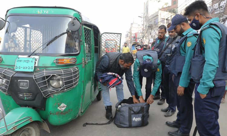 শনিবার ঢাকার গুরুত্বপূর্ণ এলাকা ও বিভিন্ন পয়েন্টে চেকপোস্ট স্থাপন করে তল্লাশি করতে দেখা গেছে আইনশৃঙ্খলা বাহিনীর সদস্যদের। সড়কে টহল দিতে দেখা গেছে নিরাপত্তা সদস্যদের। ছবিটি ঢাকার যাত্রবাড়ী এলাকা থেকে তোলা।