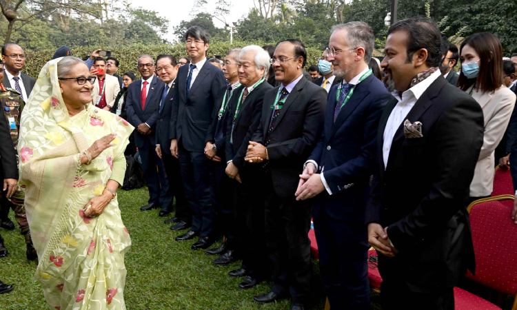 আওয়ামী লীগ সভাপতি ও প্রধানমন্ত্রী শেখ হাসিনা সোমবার গণভবনে দ্বাদশ সংসদ নির্বাচন পর্যবেক্ষণে আসা বিদেশি পর্যবেক্ষক, দেশি ও বিদেশি সাংবাদিকদের সঙ্গে কুশল বিনিময় করেন।