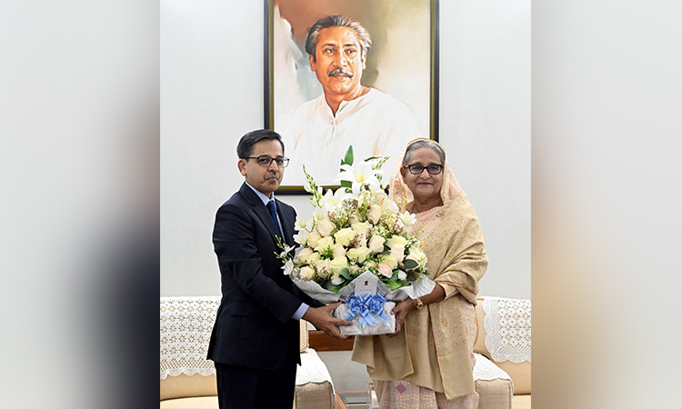 দ্বাদশ জাতীয় নির্বাচনে আওয়ামী লীগের নিরংকুশ বিজয় অর্জনে সোমবার গণভবনে দলের সভাপতি ও প্রধানমন্ত্রী শেখ হাসিনাকে ফুলের শুভেচ্ছা ও অভিনন্দন জানান বাংলাদেশে নিযুক্ত ভারতের হাইকমিশনার প্রণয় ভার্মা।