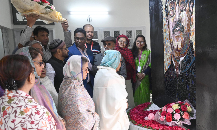 আওয়ামী লীগ সভাপতি ও প্রধানমন্ত্রী শেখ হাসিনা, তাঁর ছোট বোন শেখ রেহানা, কন্যা সায়মা ওয়াজেদ পুতুল ও ভাগ্নে রাদওয়ান মুজিব সিদ্দিক ববি মঙ্গলবার ধানমন্ডি ৩২ নম্বরস্থ বঙ্গবন্ধু ভবনে জাতির পিতা বঙ্গবন্ধু শেখ মুজিবুর রহমানের প্রতিকৃতিতে ফুল দিয়ে শ্রদ্ধা জানান।