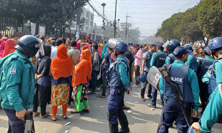 চট্টগ্রাম রপ্তানি প্রক্রিয়াজাতকরণ এলাকার (সিইপিজেড) ভেতরে মঙ্গলবার সকালে গার্মেন্ট শ্রমিকদের বিক্ষোভের সময় পরিস্থিতি নিয়ন্ত্রণে রাস্তায় অবস্থান নেয় পুলিশ।