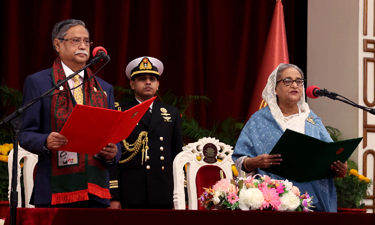 রাষ্ট্রপতি মো. সাহাবুদ্দিন বৃহস্পতিবার বঙ্গভবনের দরবার হলে নবনিযুক্ত প্রধানমন্ত্রী শেখ হাসিনাকে শপথ বাক্য পাঠ করান।